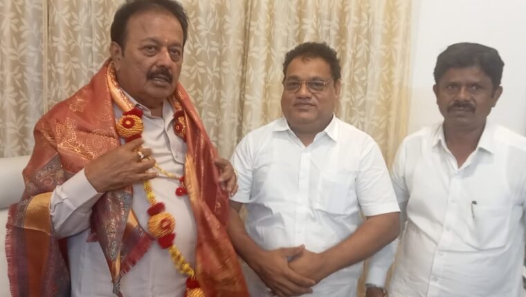 ಜಲಸಂಪನ್ಮೂಲನ  ಸಚಿವ  ಎನ್ ಚಲುವರಾಯಸ್ವಾಮಿ  ಅವರಿಗೆ ಶಾಲು ಹೊದಿಸಿ ಗೌರವಿಸಿದ: ಶಂಕರ್ ಗೌಡ ಪಾಟೀಲ್ ಅಭಿನಂದಿಸಿದರು