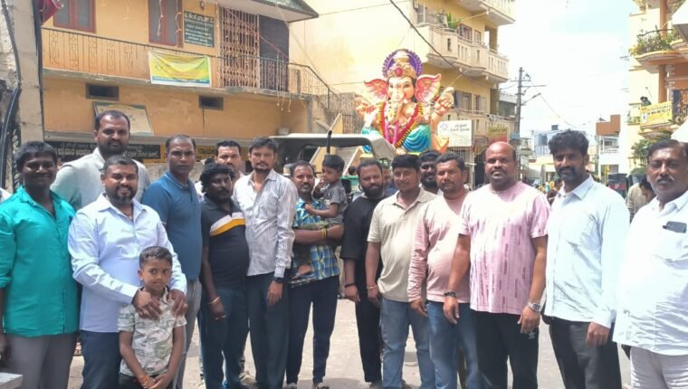 ಕೆ.ಆರ್.ಪುರ: ಶ್ರೀ ವಿನಾಯಕ ಗೆಳೆಯರ ಬಳಗದ ವತಿಯಿಂದ ಹೊರಮಾವು ಗ್ರಾಮದಲ್ಲಿ ಗಿಡ ಗಳನ್ನು ನೀಡುವ ಮೂಲಕ ಪರಿಸರ ಸ್ನೇಹಿಯಾಗಿ ಗಣೇಶೋತ್ಸವ ಆಚರಣೆ ಮಾಡಲಾಯಿತು