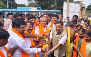 ಕೆ ಆರ್ ಪುರ: ಹಲವು ವರ್ಷಗಳಿಂದ ನೆನೆಗುದಿಗೆ ಬಿದ್ದಿರುವ  ಕೆ.ಆರ್.ಪುರ ಬಸ್ ನಿಲ್ದಾಣದ 87ಲಕ್ಷ ವೆಚ್ಚದ ನಿರ್ಮಾಣ  ಕಾಮಗಾರಿಗೆ ಶಾಸಕ ಬಿ.ಎ.ಬಸವರಾಜ ಅವರು ಚಾಲನೆ ನೀಡಿದರು.