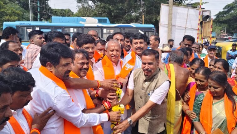 ಕೆ ಆರ್ ಪುರ: ಹಲವು ವರ್ಷಗಳಿಂದ ನೆನೆಗುದಿಗೆ ಬಿದ್ದಿರುವ  ಕೆ.ಆರ್.ಪುರ ಬಸ್ ನಿಲ್ದಾಣದ 87ಲಕ್ಷ ವೆಚ್ಚದ ನಿರ್ಮಾಣ  ಕಾಮಗಾರಿಗೆ ಶಾಸಕ ಬಿ.ಎ.ಬಸವರಾಜ ಅವರು ಚಾಲನೆ ನೀಡಿದರು.